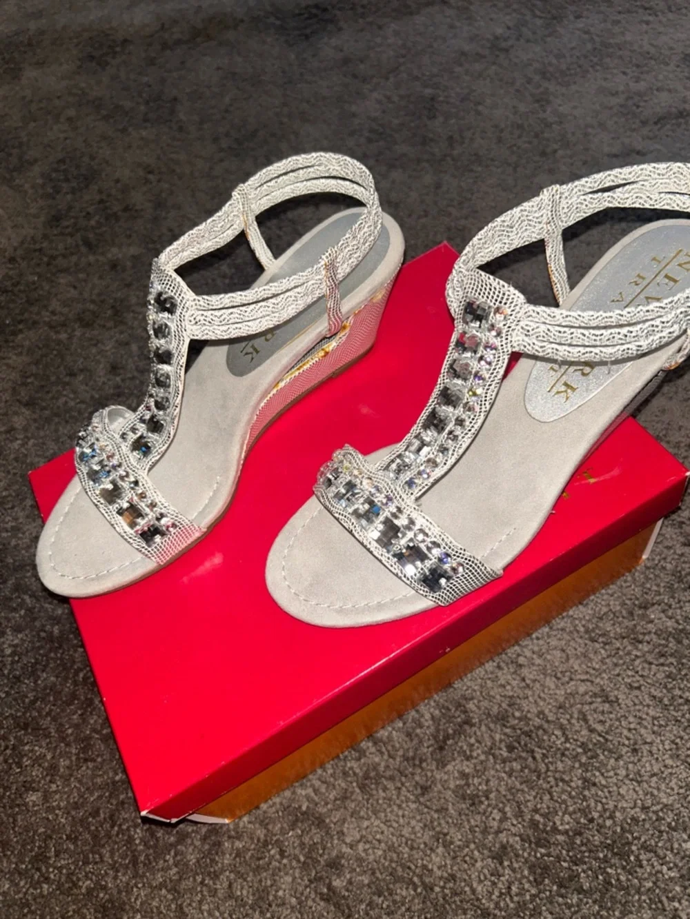New York Transit Embellished Silver T-Strap Women’s Sandals Size 71/2 runs small - Picture 6 of 12